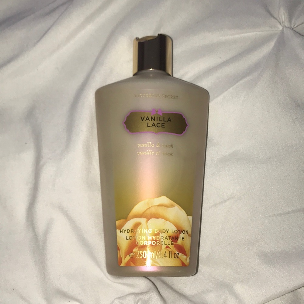 Victoria secret vanilla lace hydrating body lotion